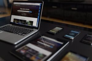 Dois profissionais analisando contrato e métricas de agência web durante reunião